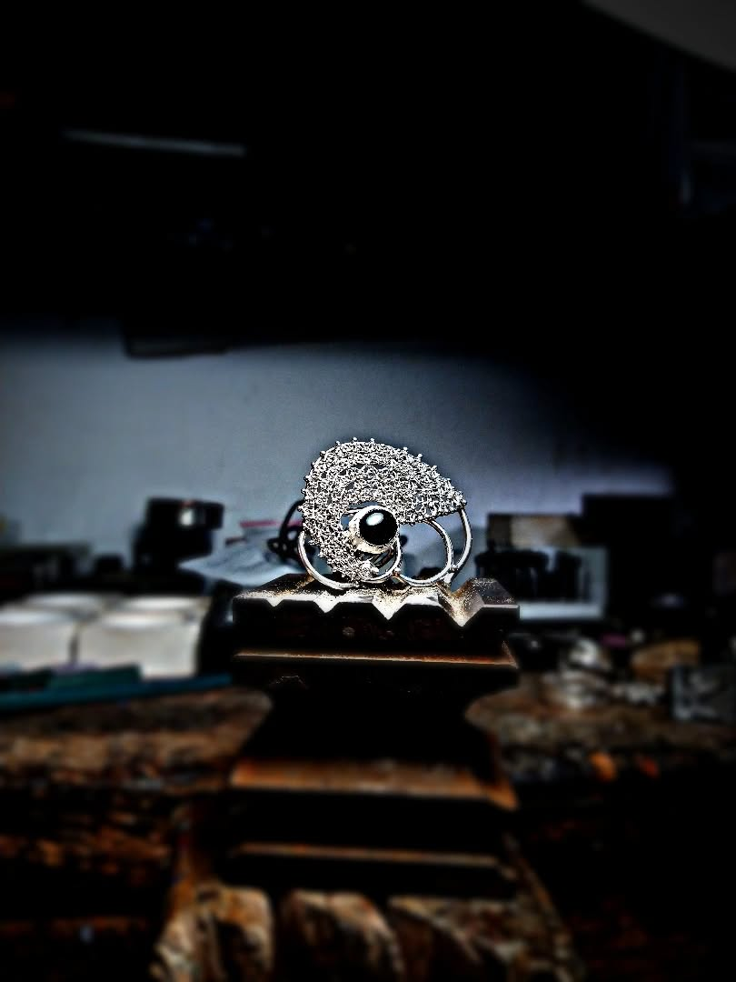 Anello ARIA in oro traforato — gioiello artigianale trasparente realizzato a mano a Roma 2